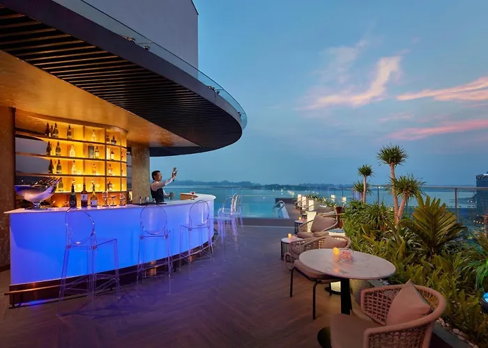 Khách sạn The Watson Premium